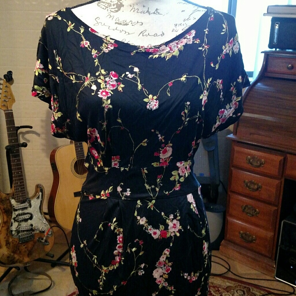 Dress Floral casual to evening.